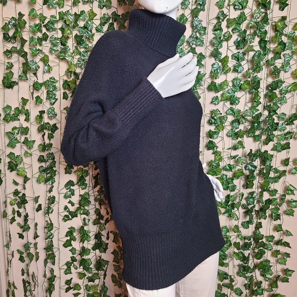 Simons Icone Women's Chic Black Winter Oversized Turtleneck Sweater - Picture 6 of 10